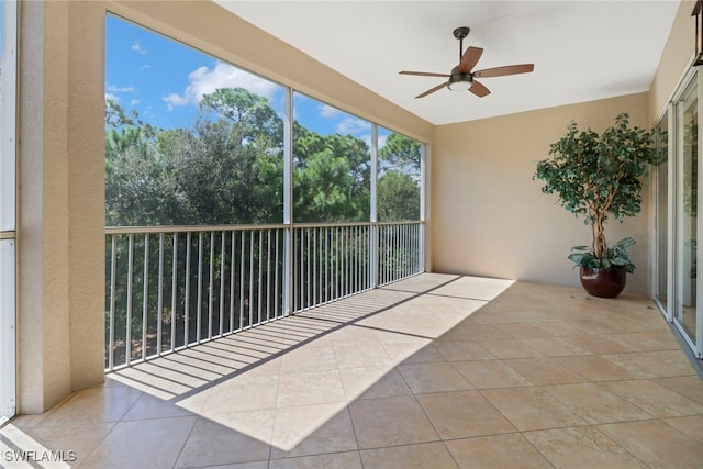 sunroom with ceiling fan