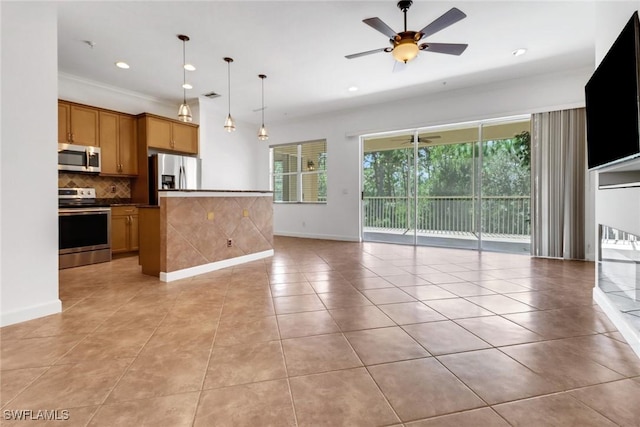 kitchen with stainless steel appliances, dark countertops, a ceiling fan, tasteful backsplash, and open floor plan