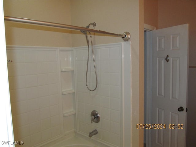 bathroom featuring tiled shower / bath