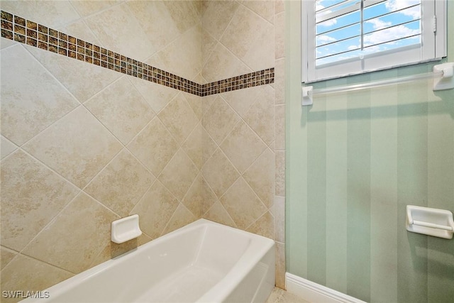 bathroom featuring tiled shower / bath combo