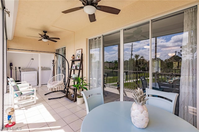 sunroom / solarium featuring washer and clothes dryer and ceiling fan