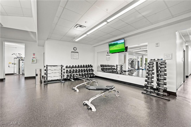 exercise room featuring a drop ceiling