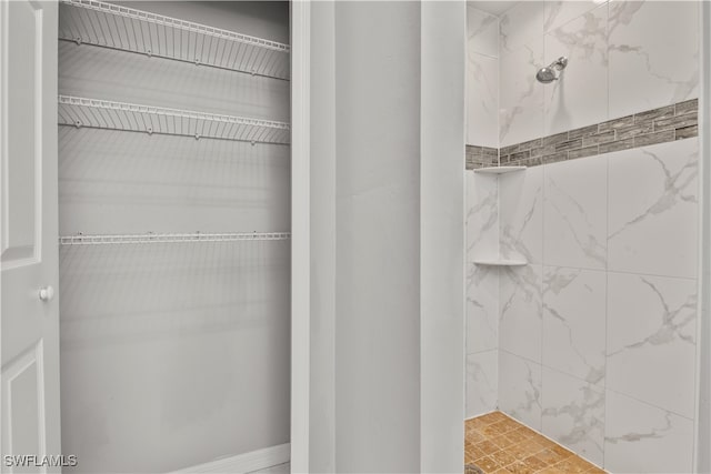 bathroom featuring a tile shower