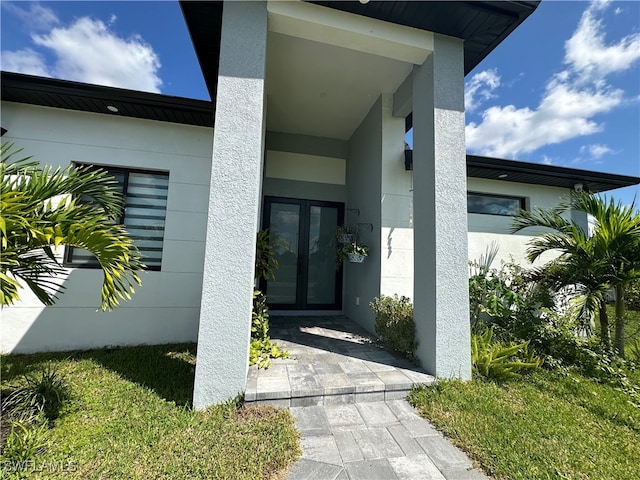 entrance to property featuring a yard