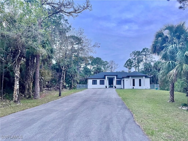 view of front of property featuring driveway and a front lawn