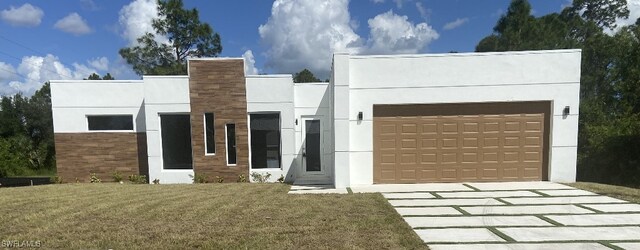 view of front facade with a front lawn