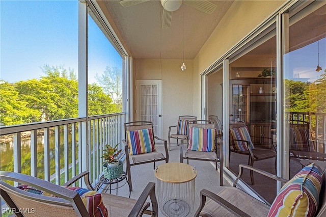 sunroom with ceiling fan