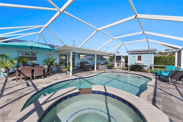 view of swimming pool featuring outdoor lounge area, an in ground hot tub, a patio, and a lanai