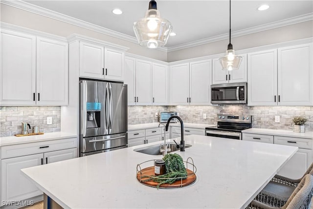 kitchen with stainless steel appliances, sink, backsplash, and decorative light fixtures