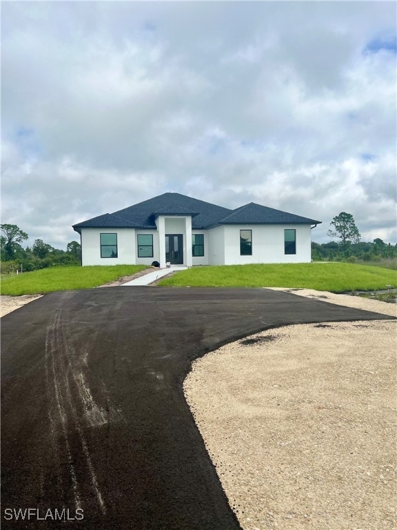 view of front facade with a front yard