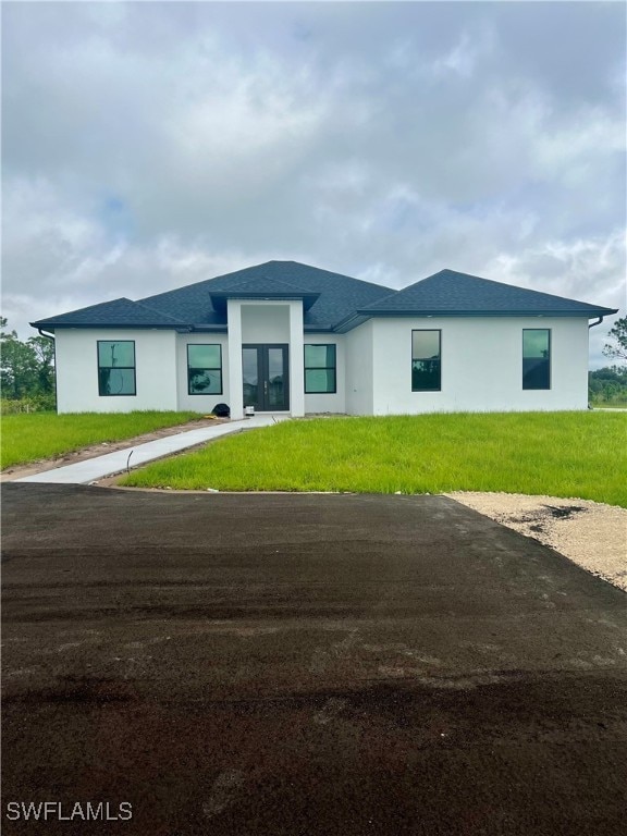 view of front of property featuring a front lawn