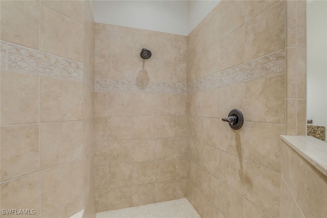 bathroom featuring tiled shower