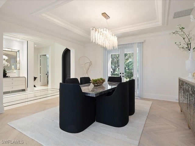 dining area with crown molding, a chandelier, a raised ceiling, arched walkways, and visible vents