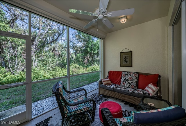 sunroom with ceiling fan