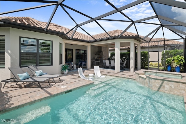 view of pool featuring a lanai, ceiling fan, an in ground hot tub, and a patio area