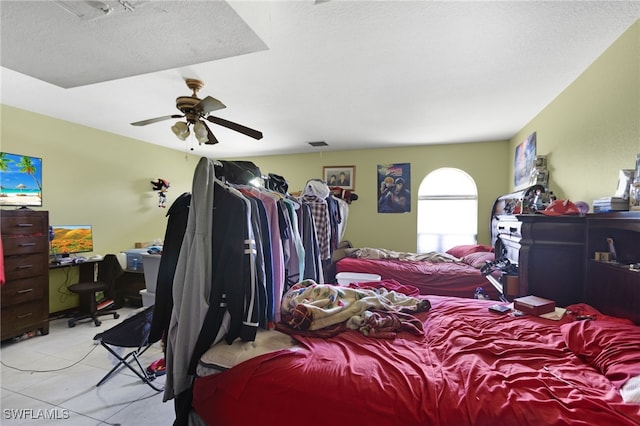 bedroom featuring ceiling fan and a textured ceiling