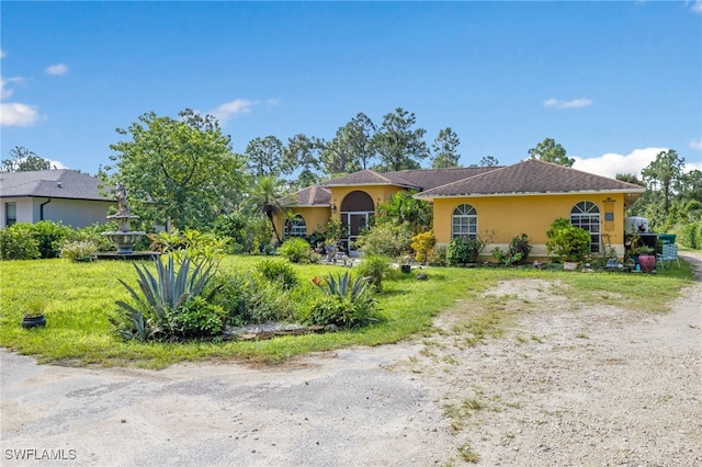 view of front of home featuring a front yard