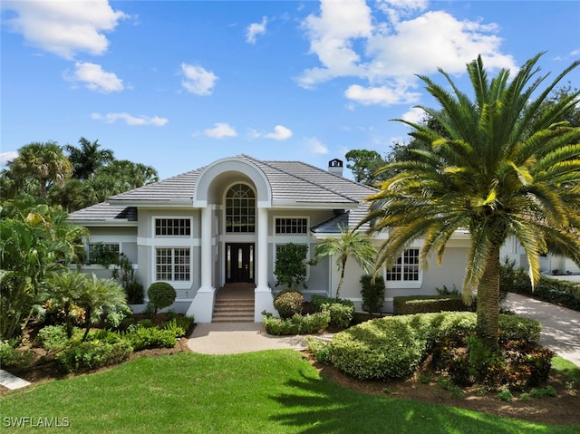 view of front facade with a front lawn