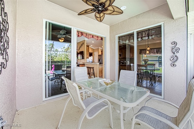 sunroom with ceiling fan