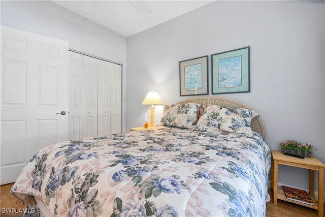 bedroom with ceiling fan, a closet, and hardwood / wood-style floors