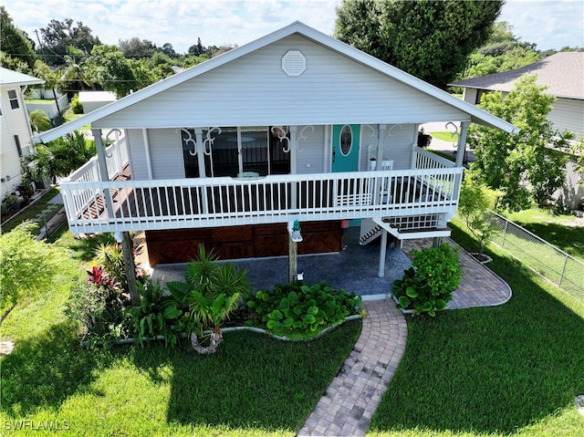 view of front of home featuring a front yard