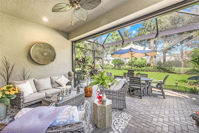 sunroom with ceiling fan