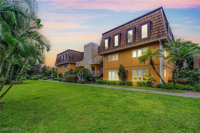 view of front of property featuring a lawn