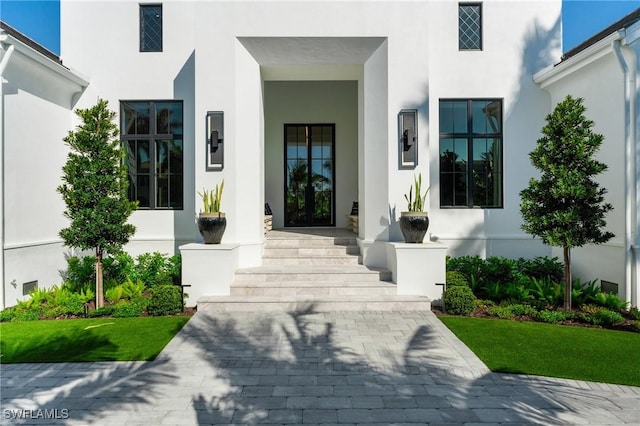 property entrance featuring stucco siding