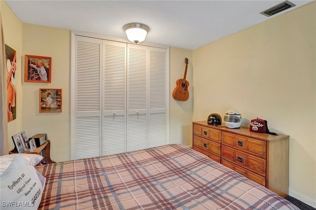 bedroom featuring a textured ceiling and a closet