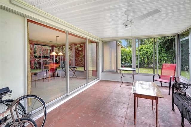 sunroom with ceiling fan