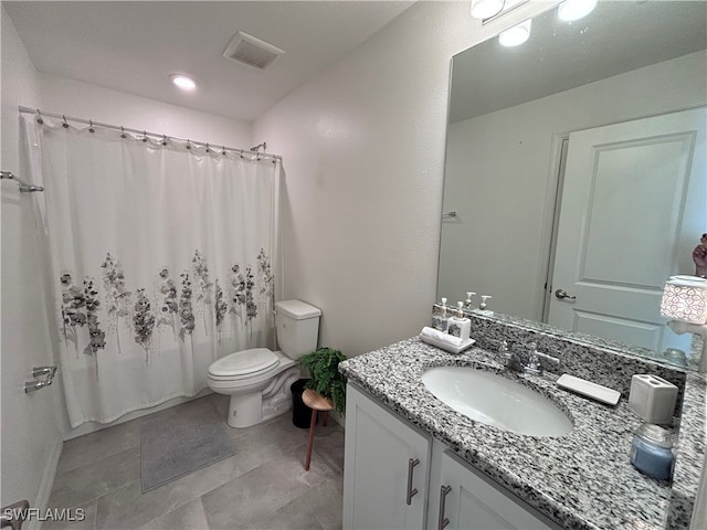 bathroom with a shower with shower curtain, vanity, and toilet