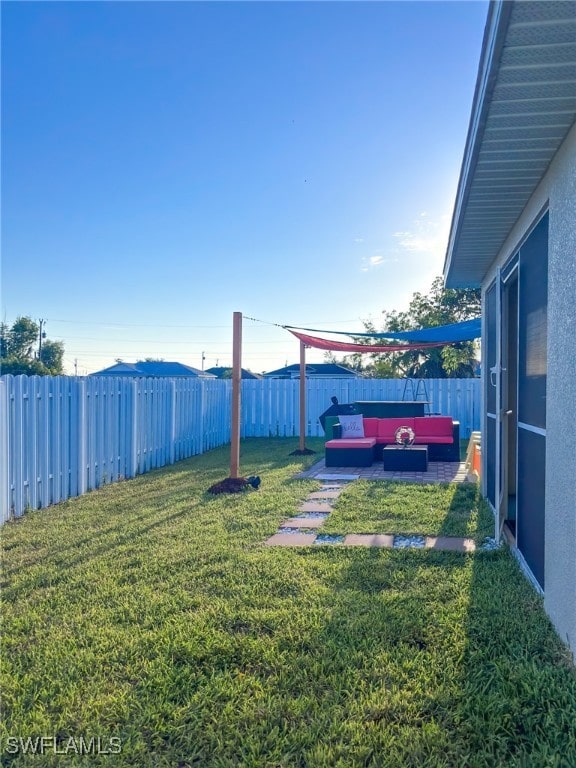 view of yard featuring outdoor lounge area