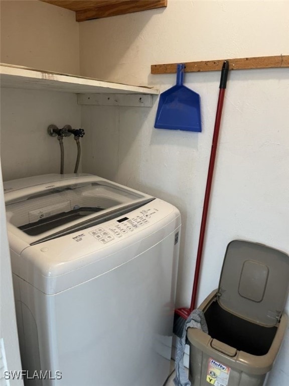 laundry room with washer / clothes dryer