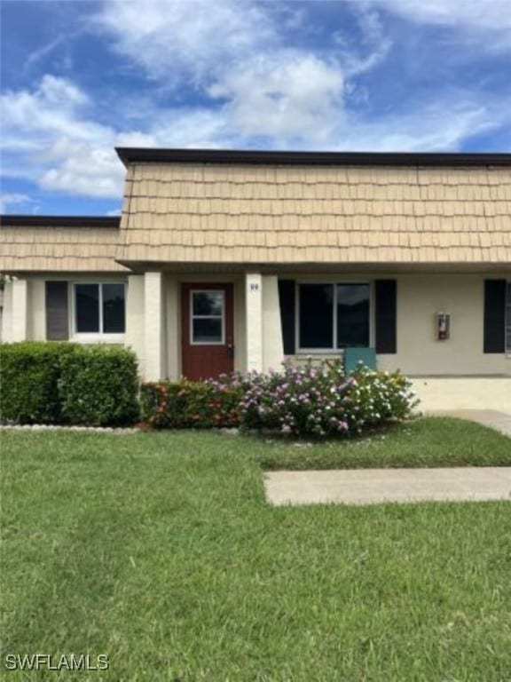 single story home featuring a front lawn