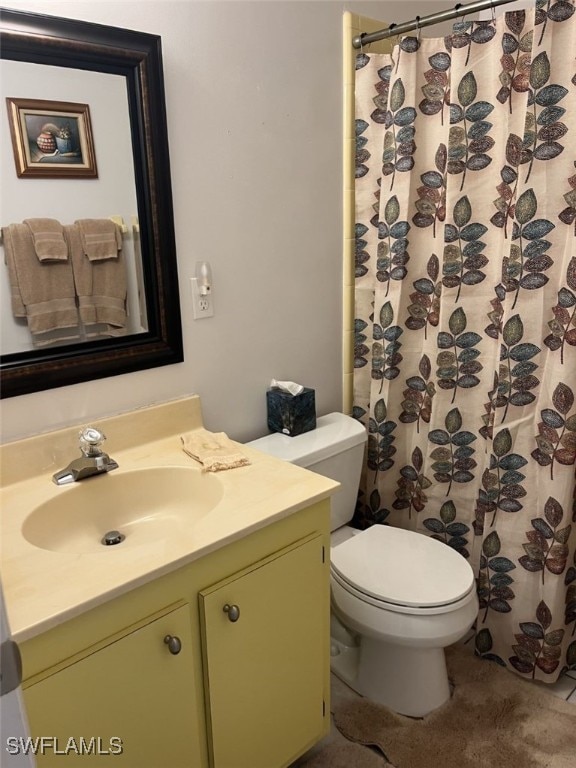 bathroom with a shower with curtain, vanity, and toilet