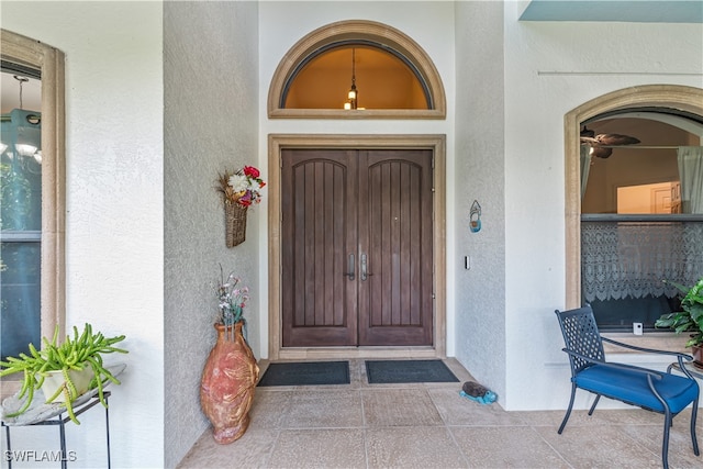 view of exterior entry featuring stucco siding