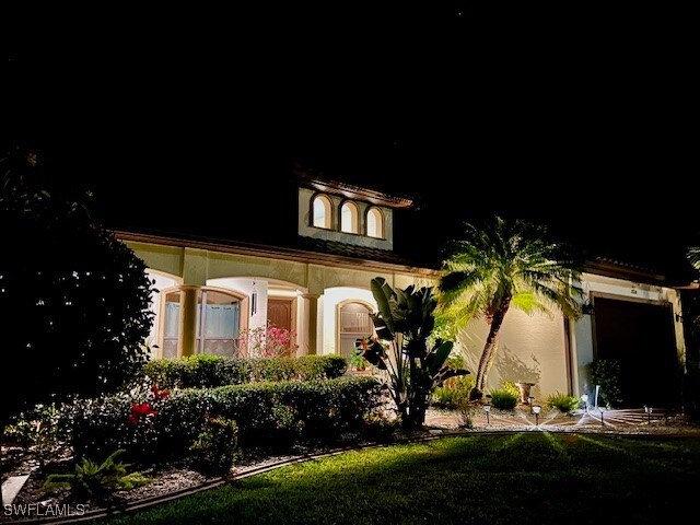 view of front of property featuring a front yard