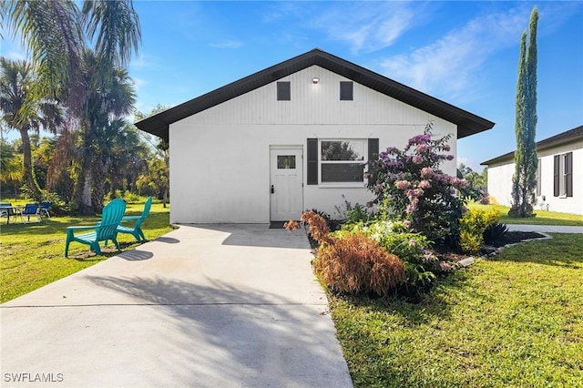 view of front of home featuring a front lawn and a patio area