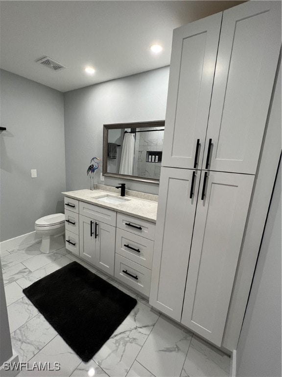 bathroom with a shower with curtain, vanity, and toilet