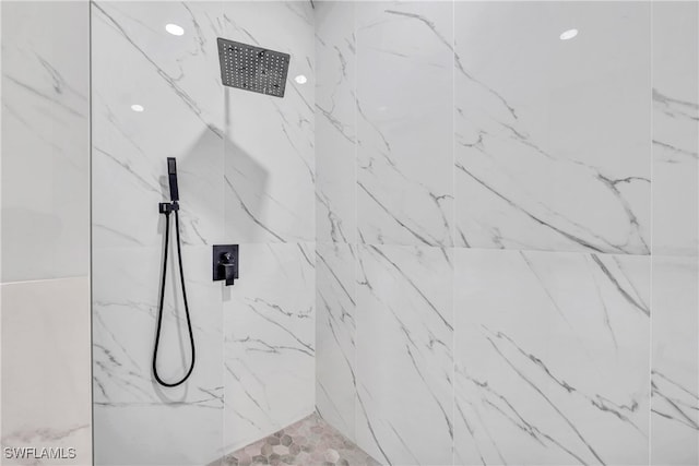 bathroom featuring a tile shower