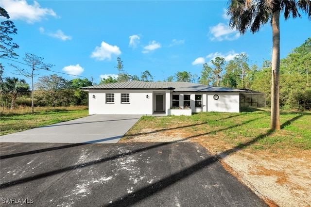 single story home featuring a front yard