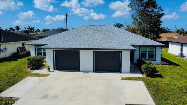 view of front of home featuring a front lawn and a garage