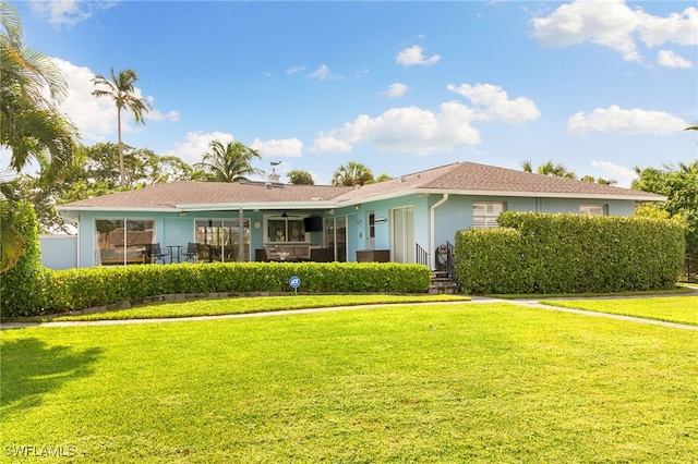 ranch-style house featuring a front yard and ceiling fan