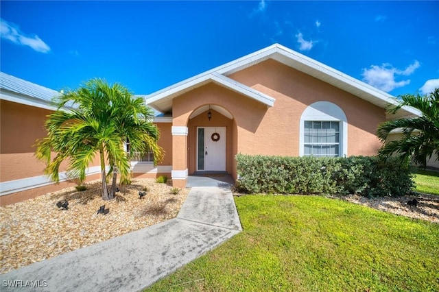 view of front of home featuring a front yard