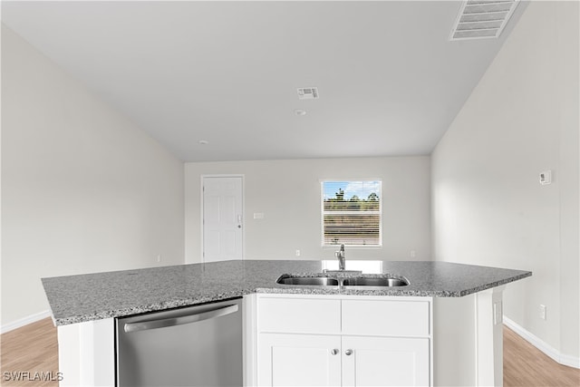 kitchen featuring white cabinets, a kitchen island with sink, light hardwood / wood-style flooring, dishwasher, and sink