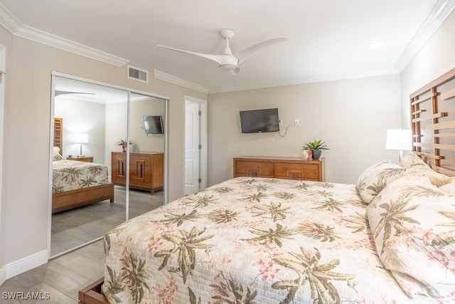 bedroom featuring crown molding, ceiling fan, and a closet