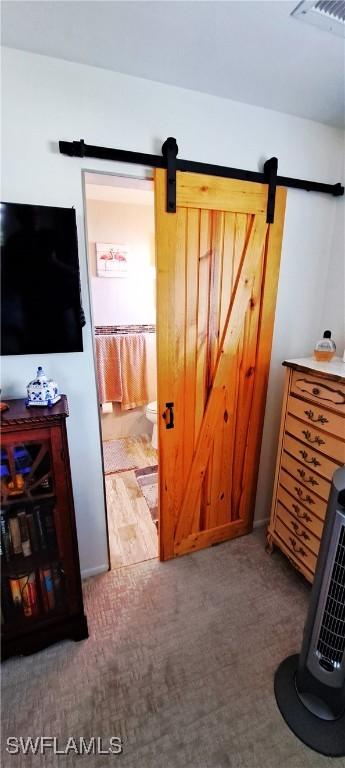 interior space featuring visible vents and a barn door