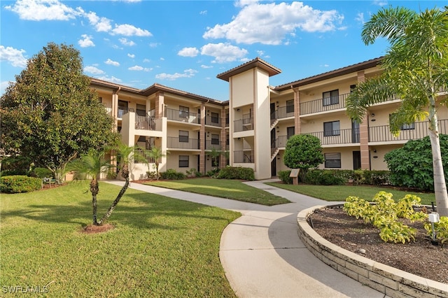 view of property's community featuring a lawn