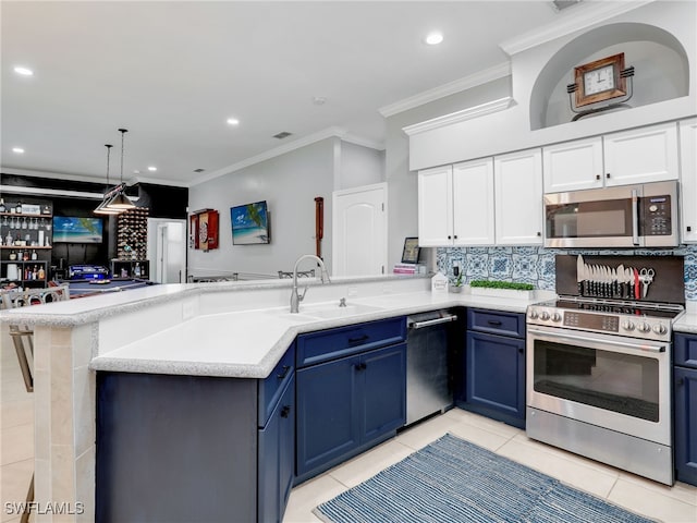 kitchen featuring kitchen peninsula, sink, appliances with stainless steel finishes, and blue cabinets