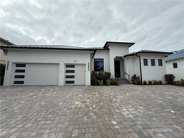 view of front facade with a garage